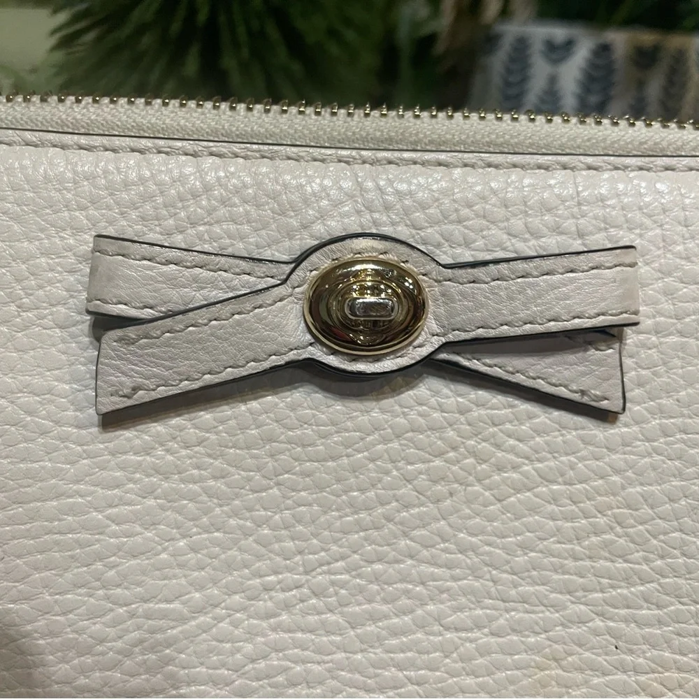 Coach Turnlock Bow Leather Zip Wallet in Chalk - Picture 2 of 9